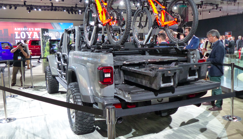 Illustration for article titled Here's What The 2020 Jeep Gladiator Pickup Looks Like With a Lift and 35 Inch Tires
